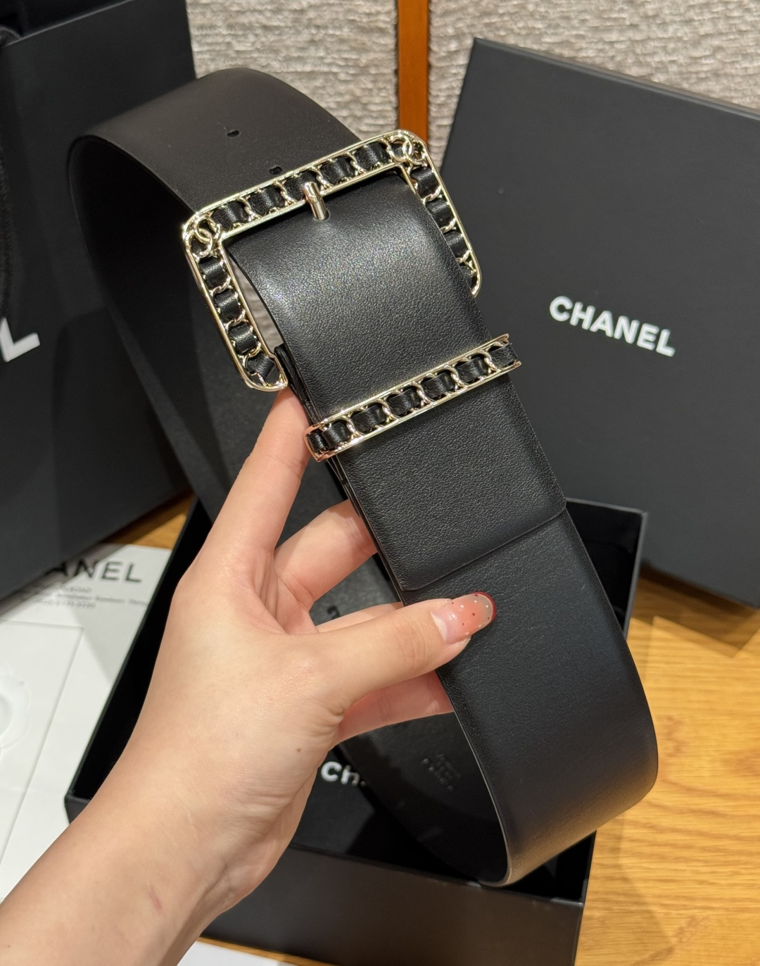 -香家链条腰带Chanel这款链条装饰腰带采用进口牛皮革，搭配金属链条扣，简约又奢华，宽版设计，长度可调