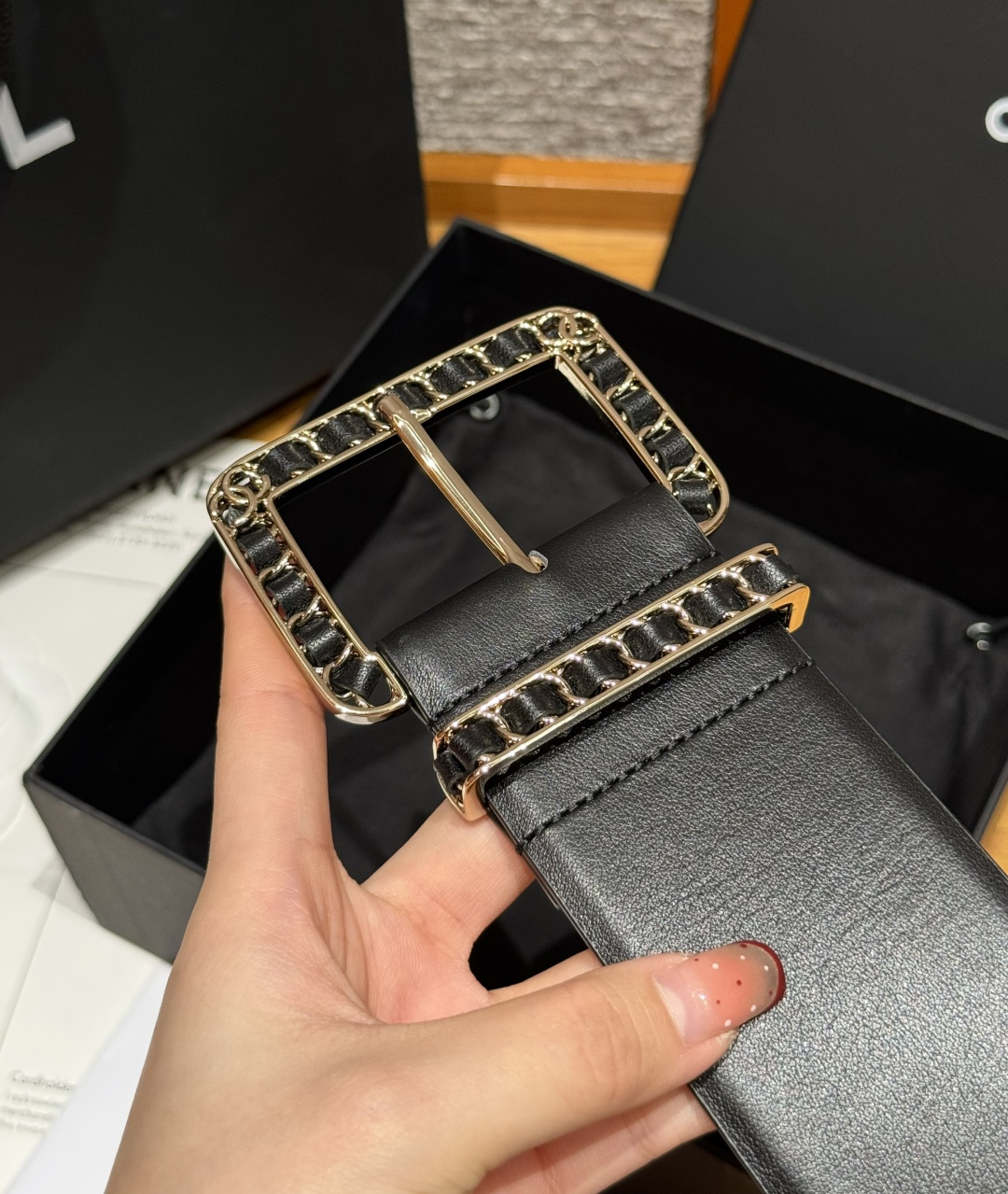 -香家链条腰带Chanel这款链条装饰腰带采用进口牛皮革，搭配金属链条扣，简约又奢华，宽版设计，长度可调