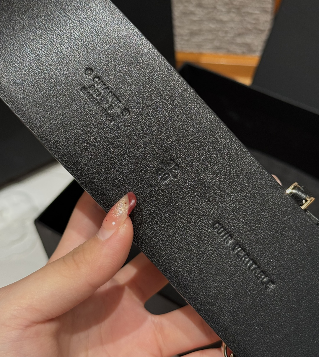 -香家链条腰带Chanel这款链条装饰腰带采用进口牛皮革，搭配金属链条扣，简约又奢华，宽版设计，长度可调