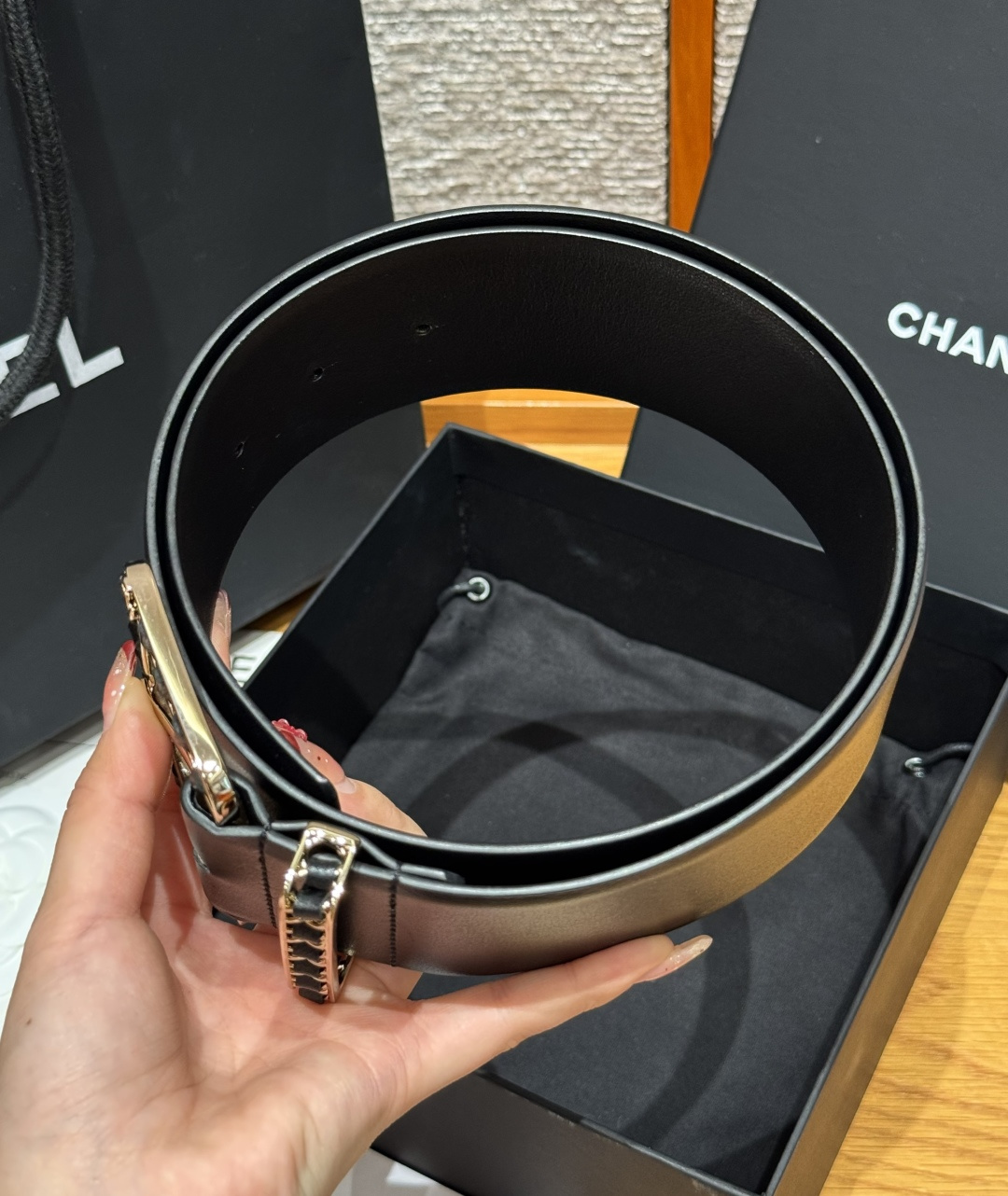 -香家链条腰带Chanel这款链条装饰腰带采用进口牛皮革，搭配金属链条扣，简约又奢华，宽版设计，长度可调