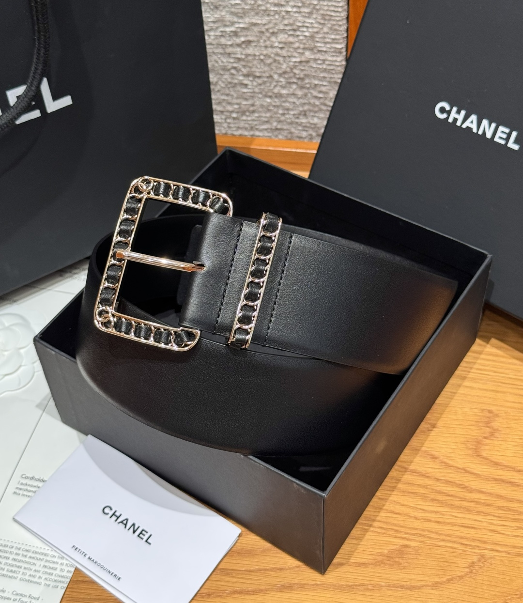 -香家链条腰带Chanel这款链条装饰腰带采用进口牛皮革，搭配金属链条扣，简约又奢华，宽版设计，长度可调