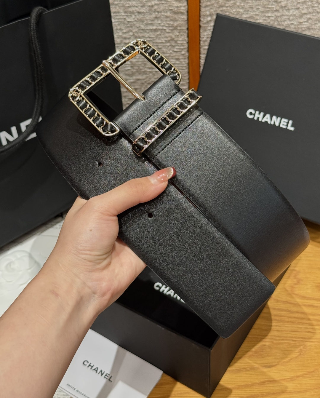 -香家链条腰带Chanel这款链条装饰腰带采用进口牛皮革，搭配金属链条扣，简约又奢华，宽版设计，长度可调