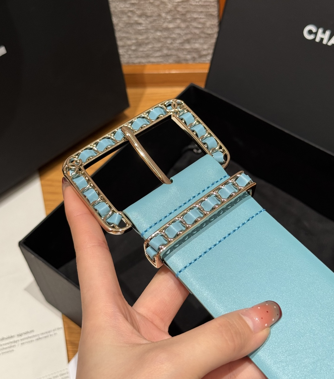 -香家链条腰带Chanel这款链条装饰腰带采用进口牛皮革，搭配金属链条扣，简约又奢华，宽版设计，长度可调