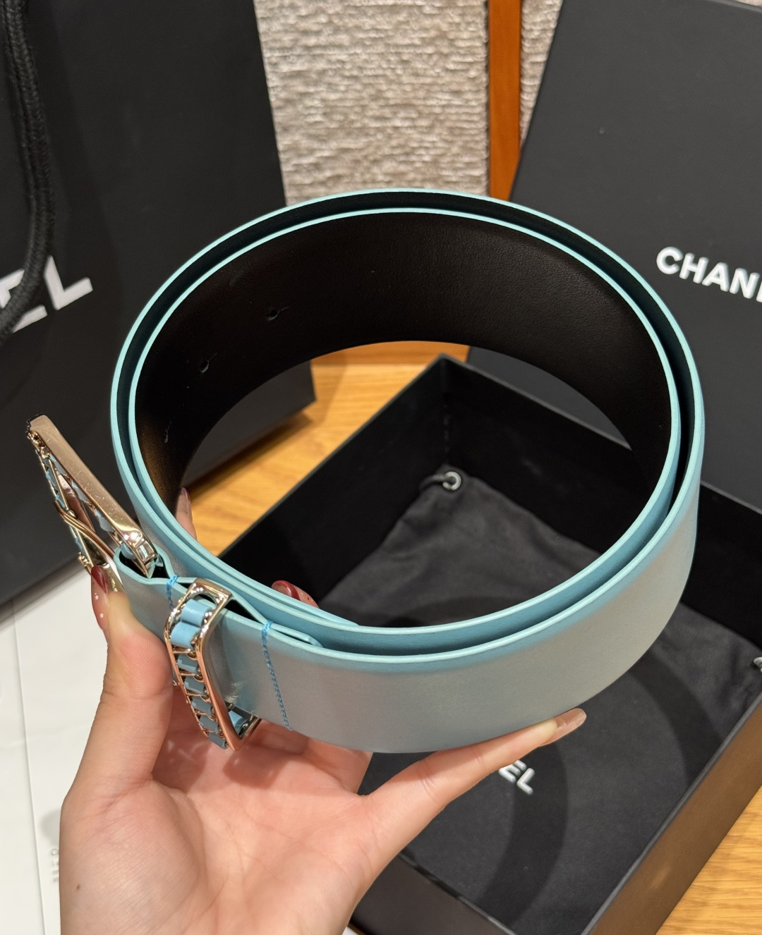 -香家链条腰带Chanel这款链条装饰腰带采用进口牛皮革，搭配金属链条扣，简约又奢华，宽版设计，长度可调