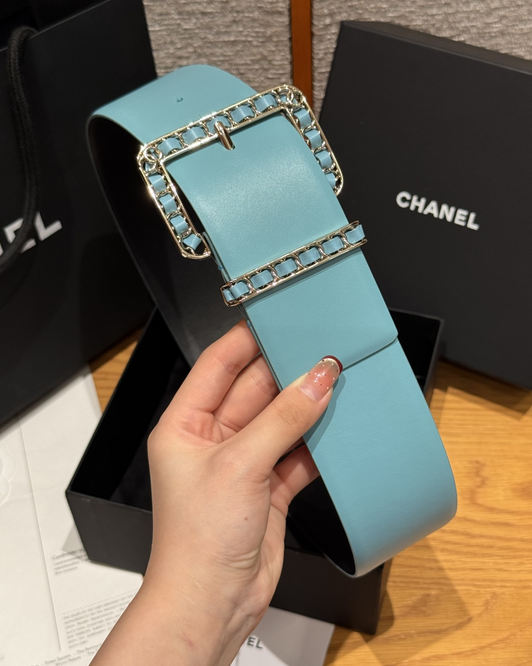 -香家链条腰带Chanel这款链条装饰腰带采用进口牛皮革，搭配金属链条扣，简约又奢华，宽版设计，长度可调