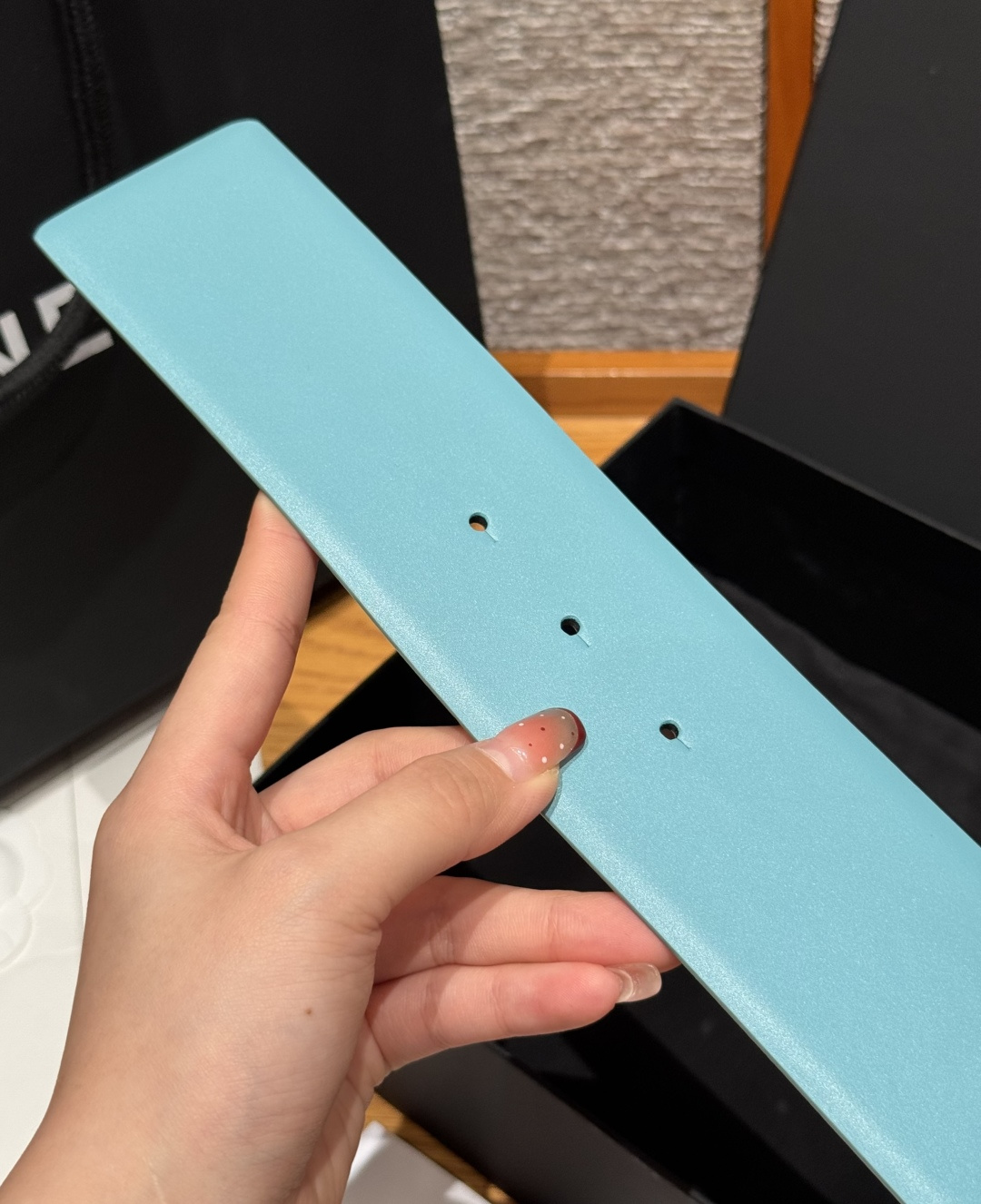 -香家链条腰带Chanel这款链条装饰腰带采用进口牛皮革，搭配金属链条扣，简约又奢华，宽版设计，长度可调