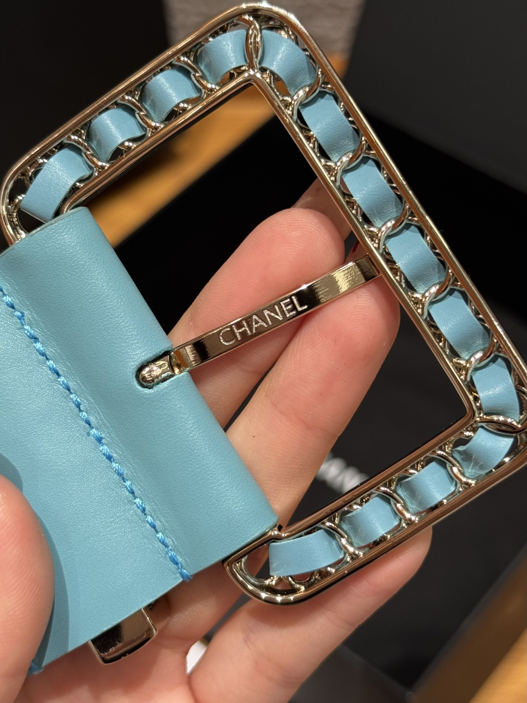 -香家链条腰带Chanel这款链条装饰腰带采用进口牛皮革，搭配金属链条扣，简约又奢华，宽版设计，长度可调