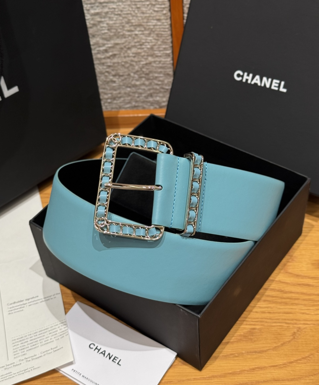 -香家链条腰带Chanel这款链条装饰腰带采用进口牛皮革，搭配金属链条扣，简约又奢华，宽版设计，长度可调