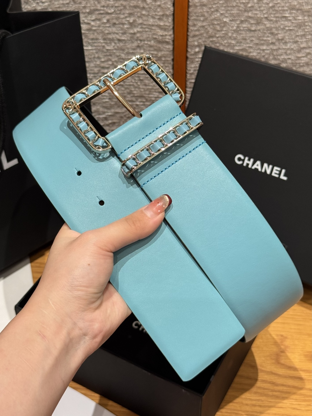 -香家链条腰带Chanel这款链条装饰腰带采用进口牛皮革，搭配金属链条扣，简约又奢华，宽版设计，长度可调