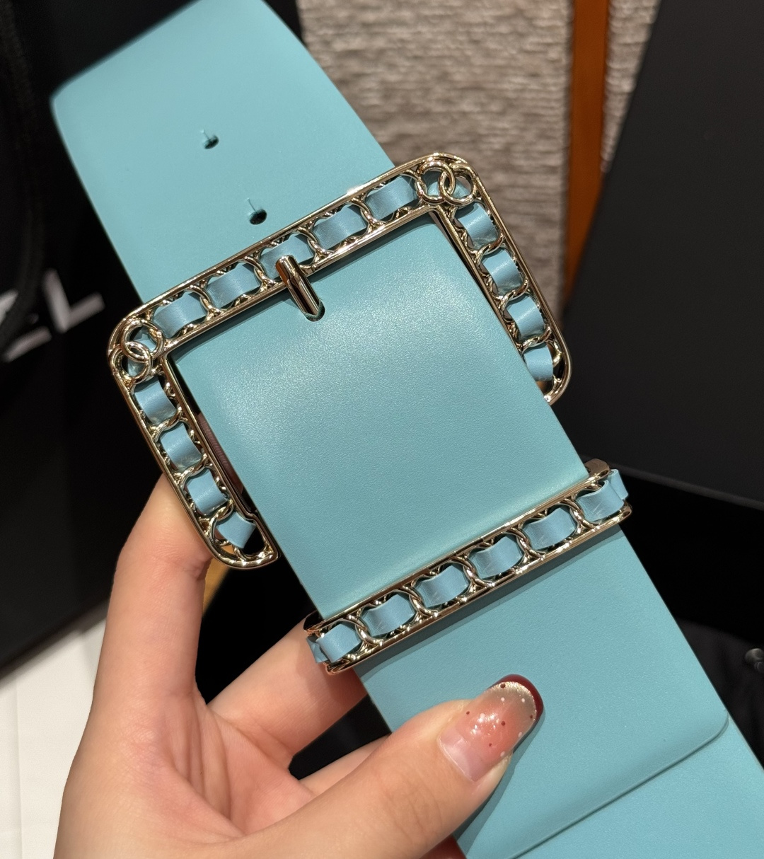 -香家链条腰带Chanel这款链条装饰腰带采用进口牛皮革，搭配金属链条扣，简约又奢华，宽版设计，长度可调