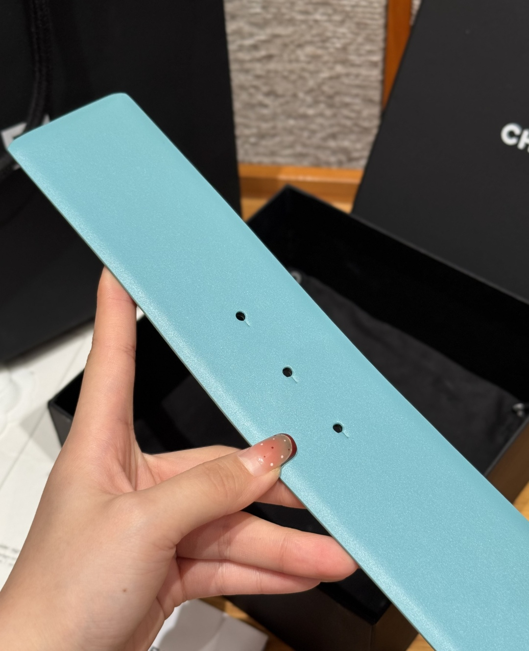 -香家链条腰带Chanel这款链条装饰腰带采用进口牛皮革，搭配金属链条扣，简约又奢华，宽版设计，长度可调