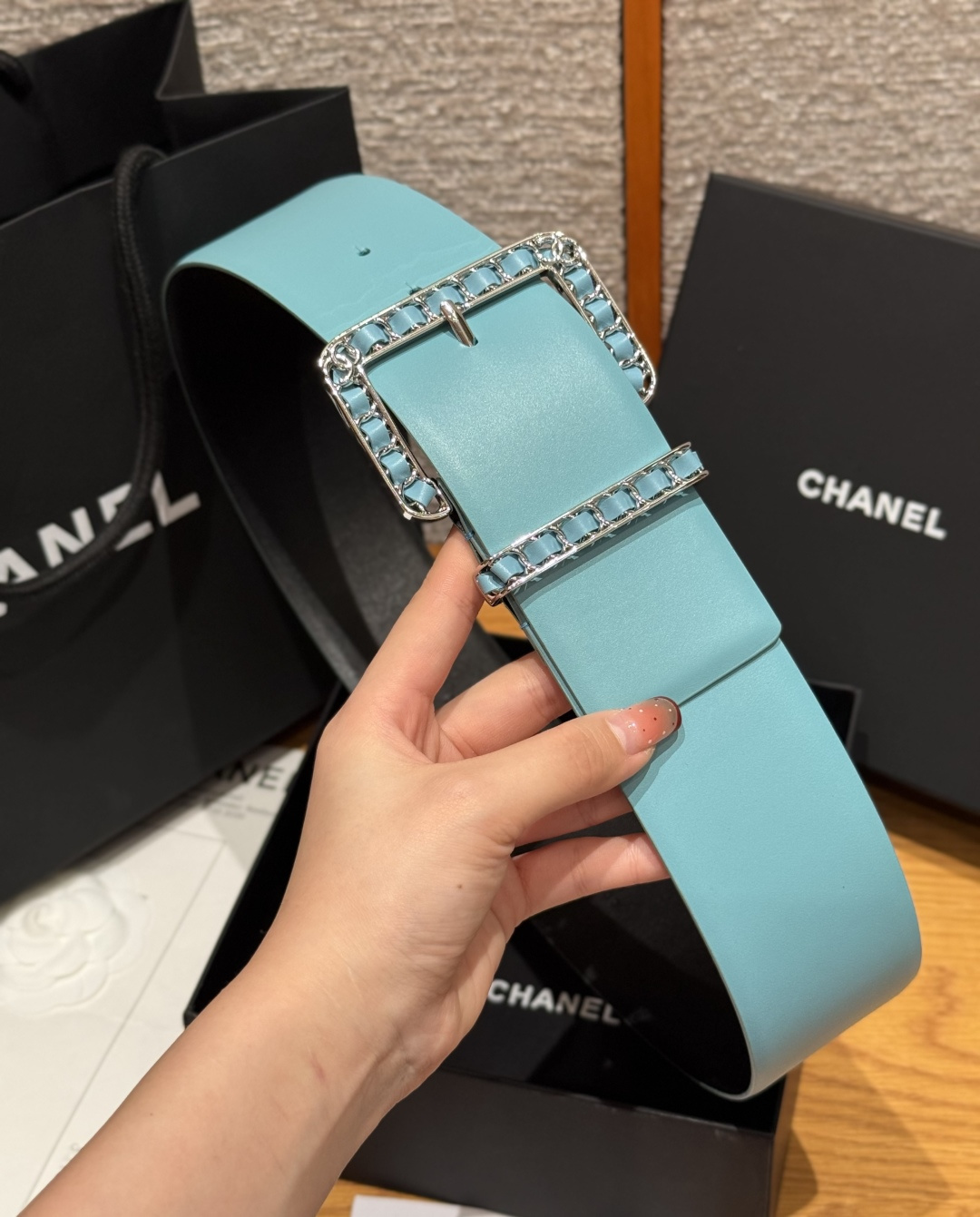 -香家链条腰带Chanel这款链条装饰腰带采用进口牛皮革，搭配金属链条扣，简约又奢华，宽版设计，长度可调