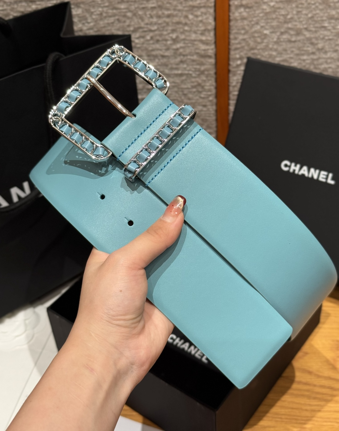 -香家链条腰带Chanel这款链条装饰腰带采用进口牛皮革，搭配金属链条扣，简约又奢华，宽版设计，长度可调