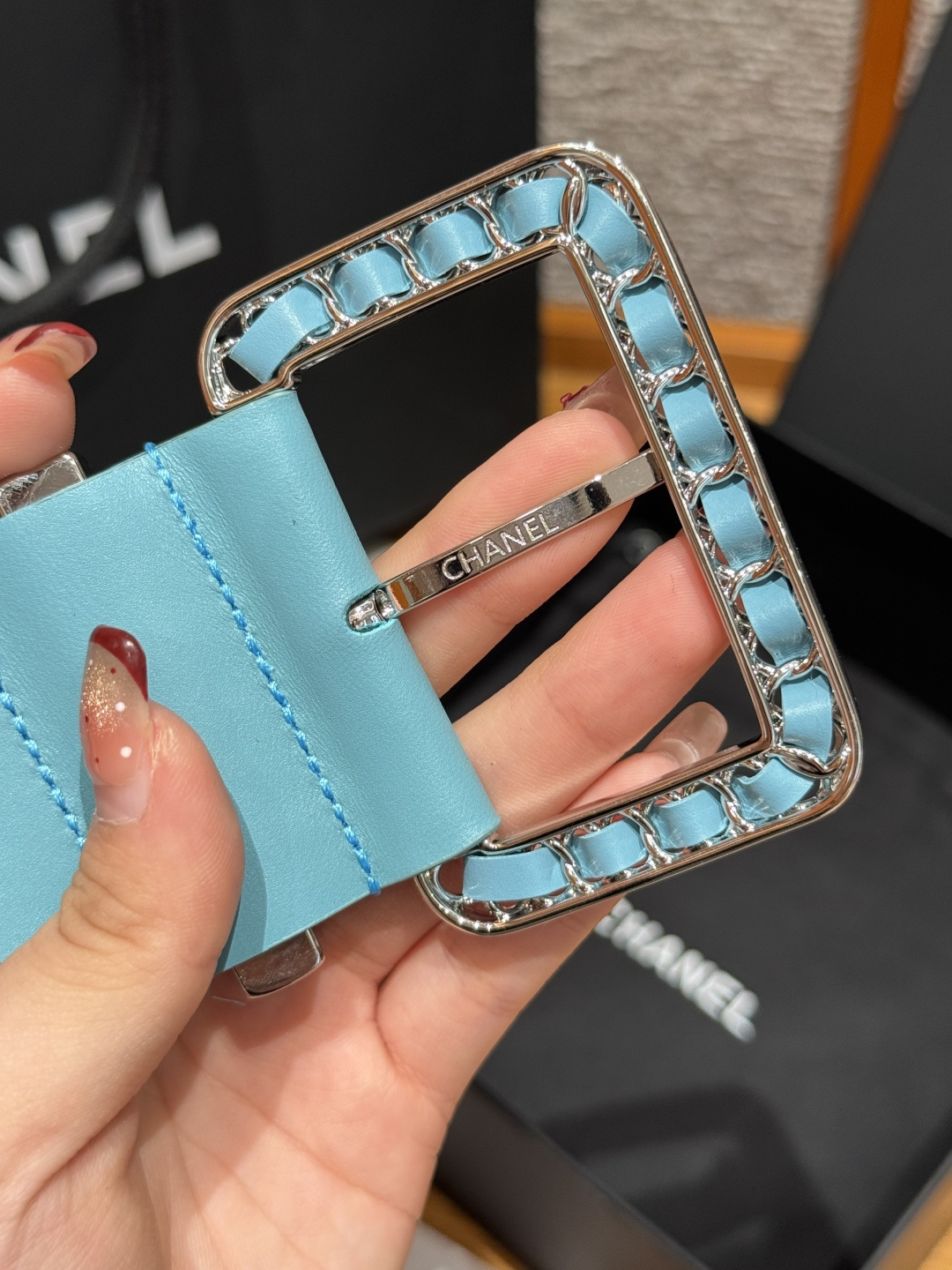 -香家链条腰带Chanel这款链条装饰腰带采用进口牛皮革，搭配金属链条扣，简约又奢华，宽版设计，长度可调