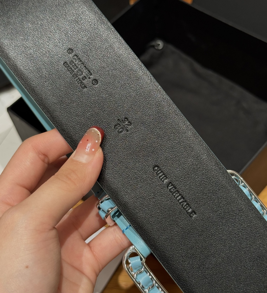 -香家链条腰带Chanel这款链条装饰腰带采用进口牛皮革，搭配金属链条扣，简约又奢华，宽版设计，长度可调