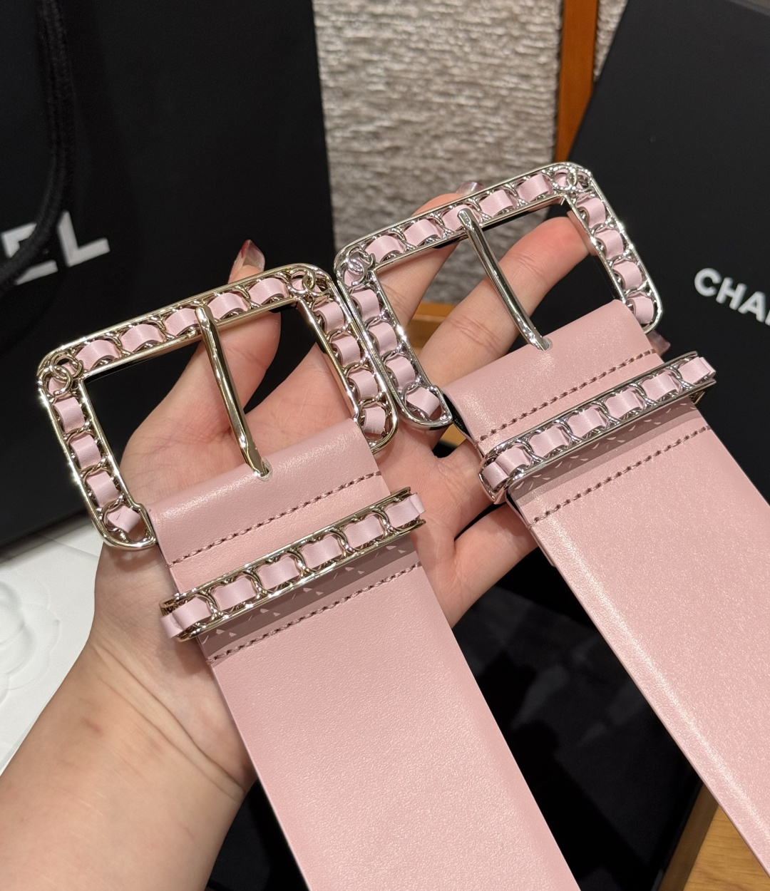 -集合图🥳香家链条腰带Chanel这款链条装饰腰带采用进口牛皮革，搭配金属链条扣，简约又奢华，宽版设计，