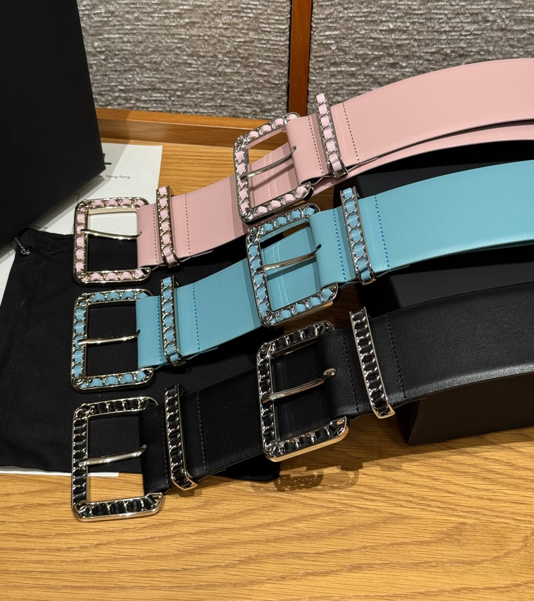 -集合图🥳香家链条腰带Chanel这款链条装饰腰带采用进口牛皮革，搭配金属链条扣，简约又奢华，宽版设计，