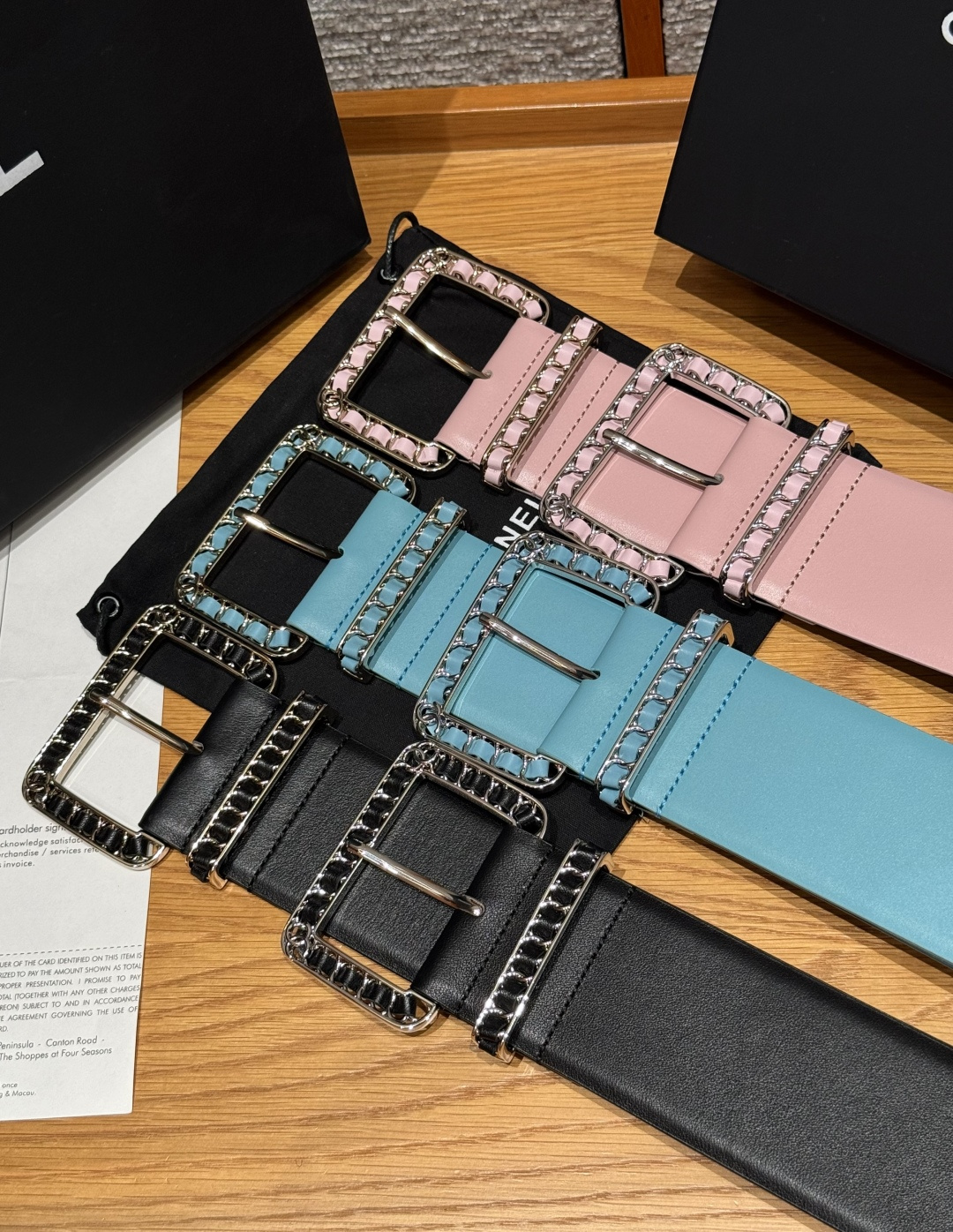 -集合图🥳香家链条腰带Chanel这款链条装饰腰带采用进口牛皮革，搭配金属链条扣，简约又奢华，宽版设计，