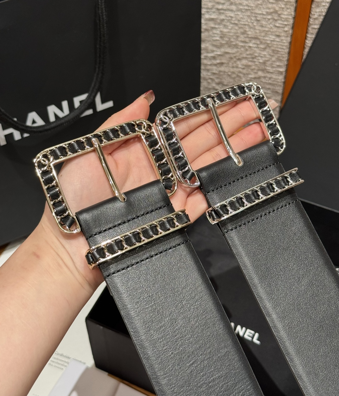 -集合图🥳香家链条腰带Chanel这款链条装饰腰带采用进口牛皮革，搭配金属链条扣，简约又奢华，宽版设计，