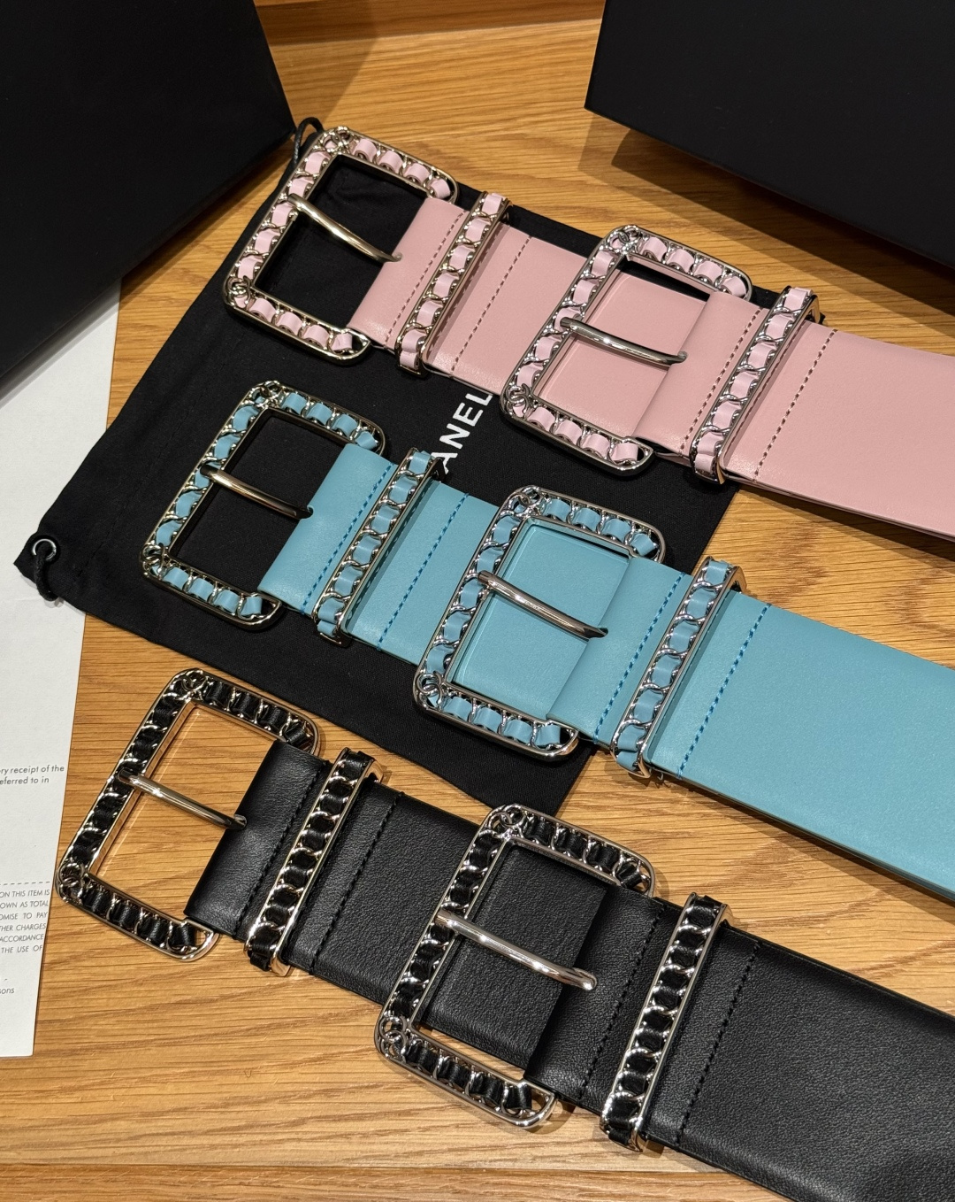 -集合图🥳香家链条腰带Chanel这款链条装饰腰带采用进口牛皮革，搭配金属链条扣，简约又奢华，宽版设计，