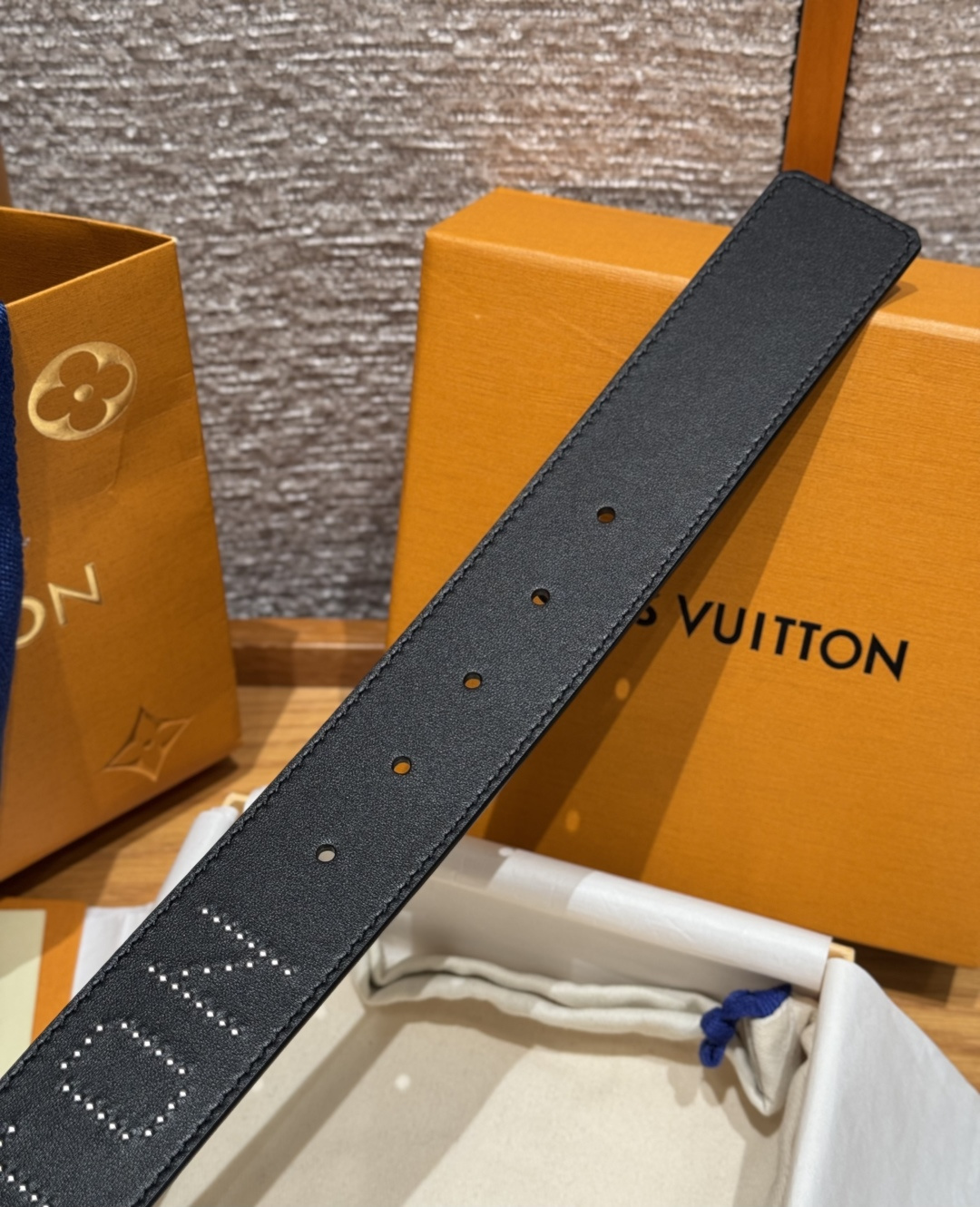 루이비통 디멘션 로카빌리 스터드 40mm 리버시블 벨트 상세 이미지 8