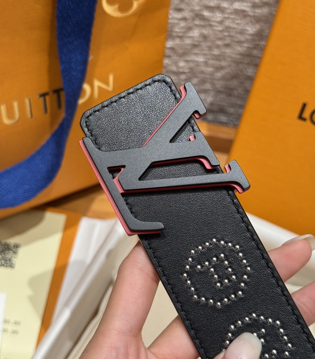 루이비통 디멘션 로카빌리 스터드 40mm 리버시블 벨트 상세 이미지 7