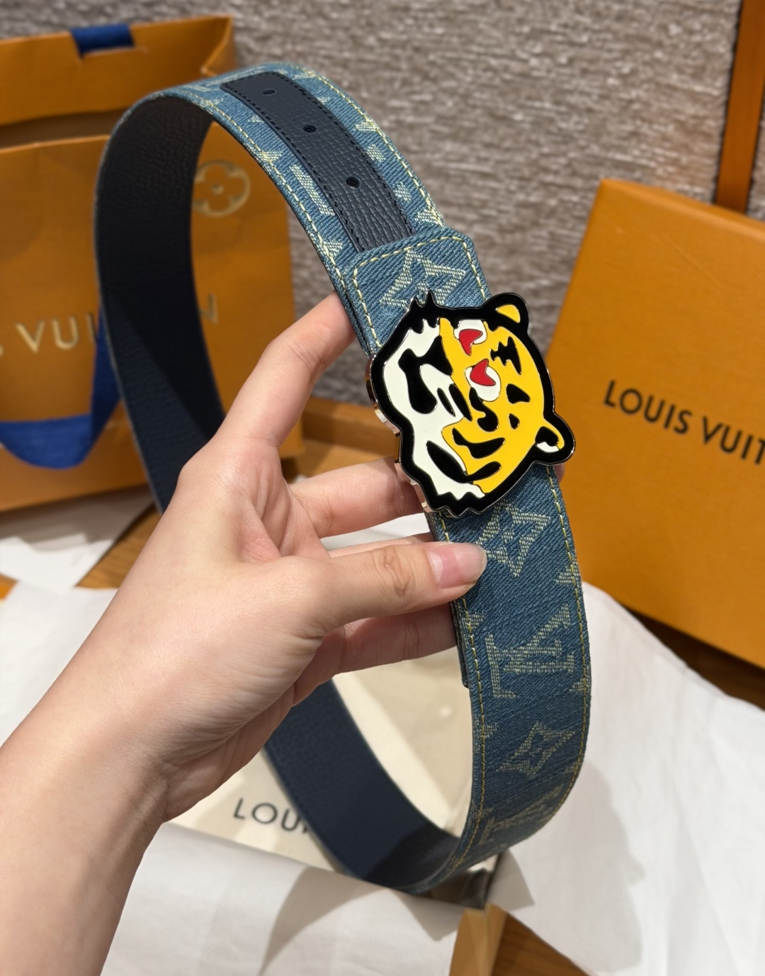 루이비통 모노그램 데님 타이거 아이 리버시블 벨트 상세 이미지 3