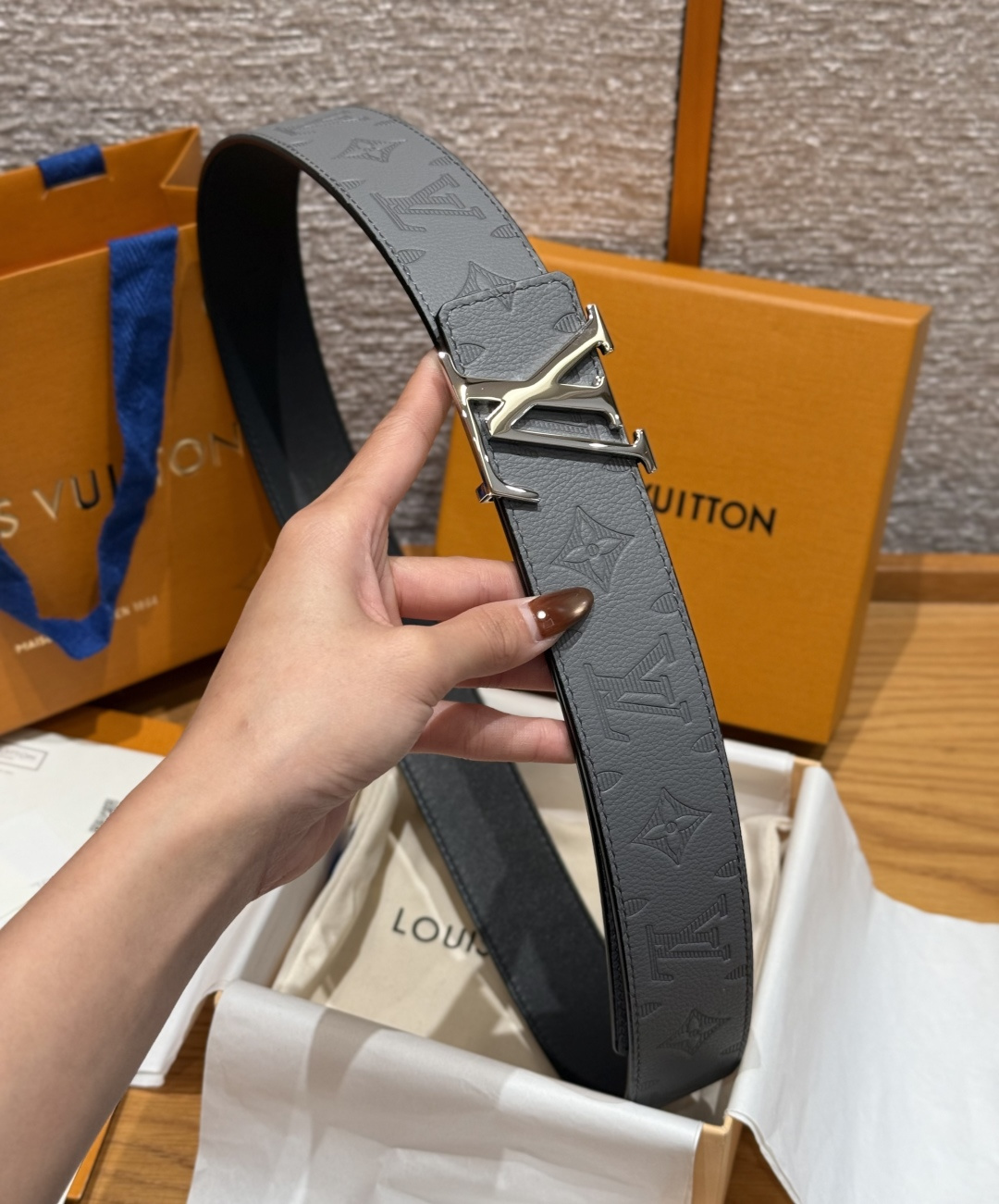 루이비통 이니셜 펄즈 양면 가죽 벨트 상세 이미지 5