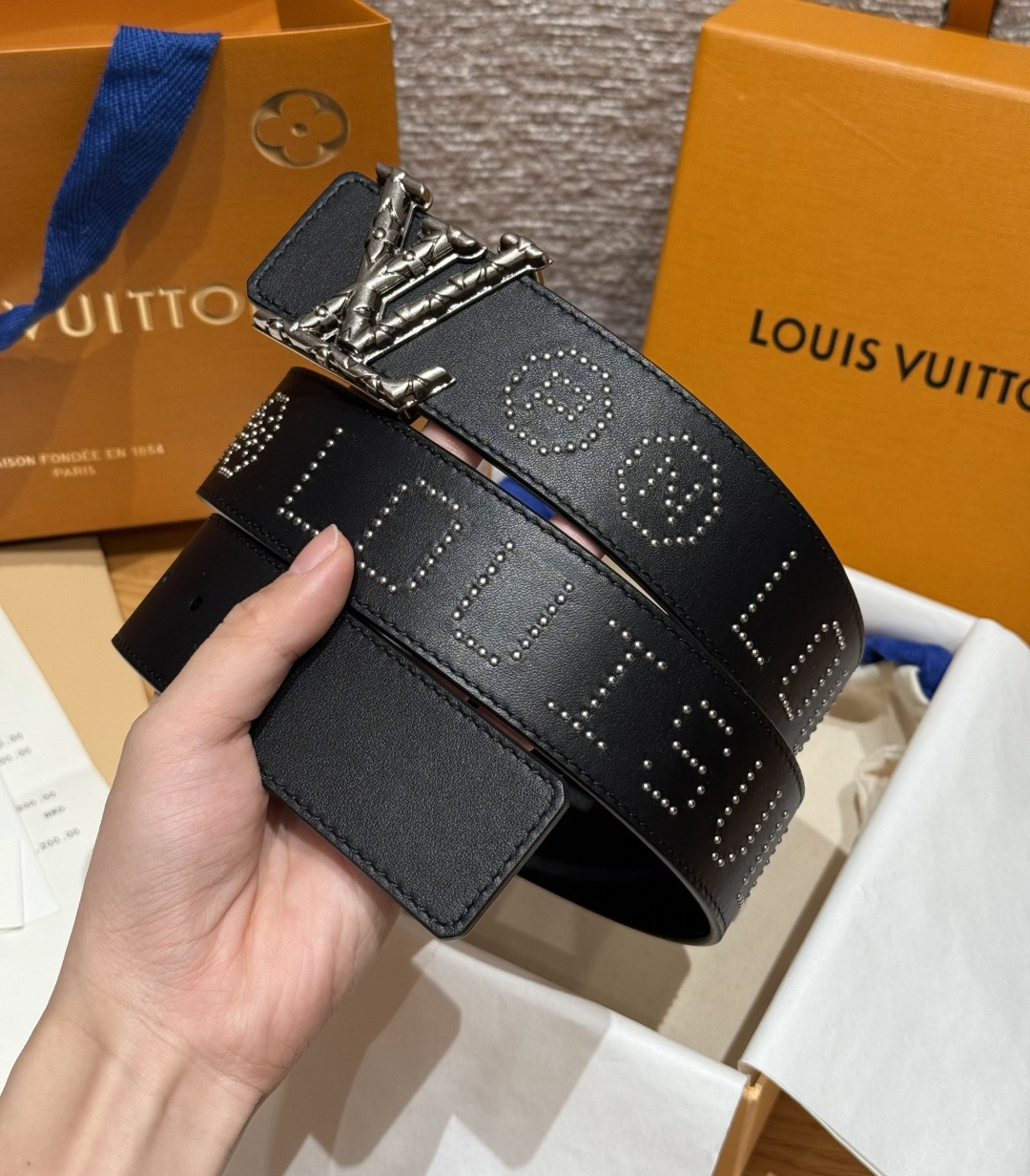 루이비통 로카빌리 스터드 40mm 리버서블 벨트 상세 이미지 2