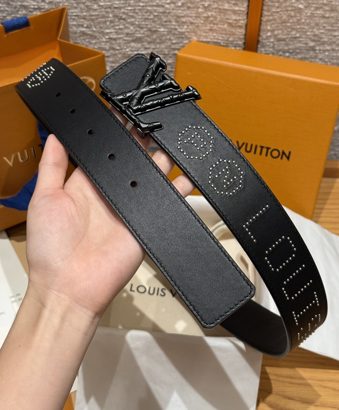 루이비통 디멘션 로커빌리 스터드 40mm 리버시블 벨트 상세 이미지 5