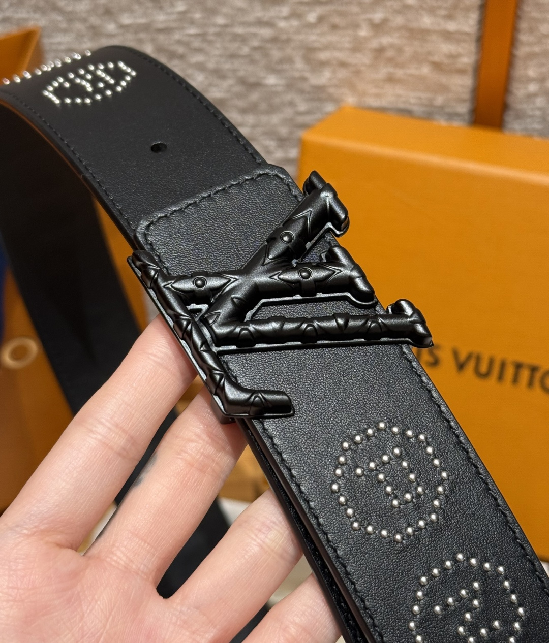 루이비통 디멘션 로커빌리 스터드 40mm 리버시블 벨트 상세 이미지 4