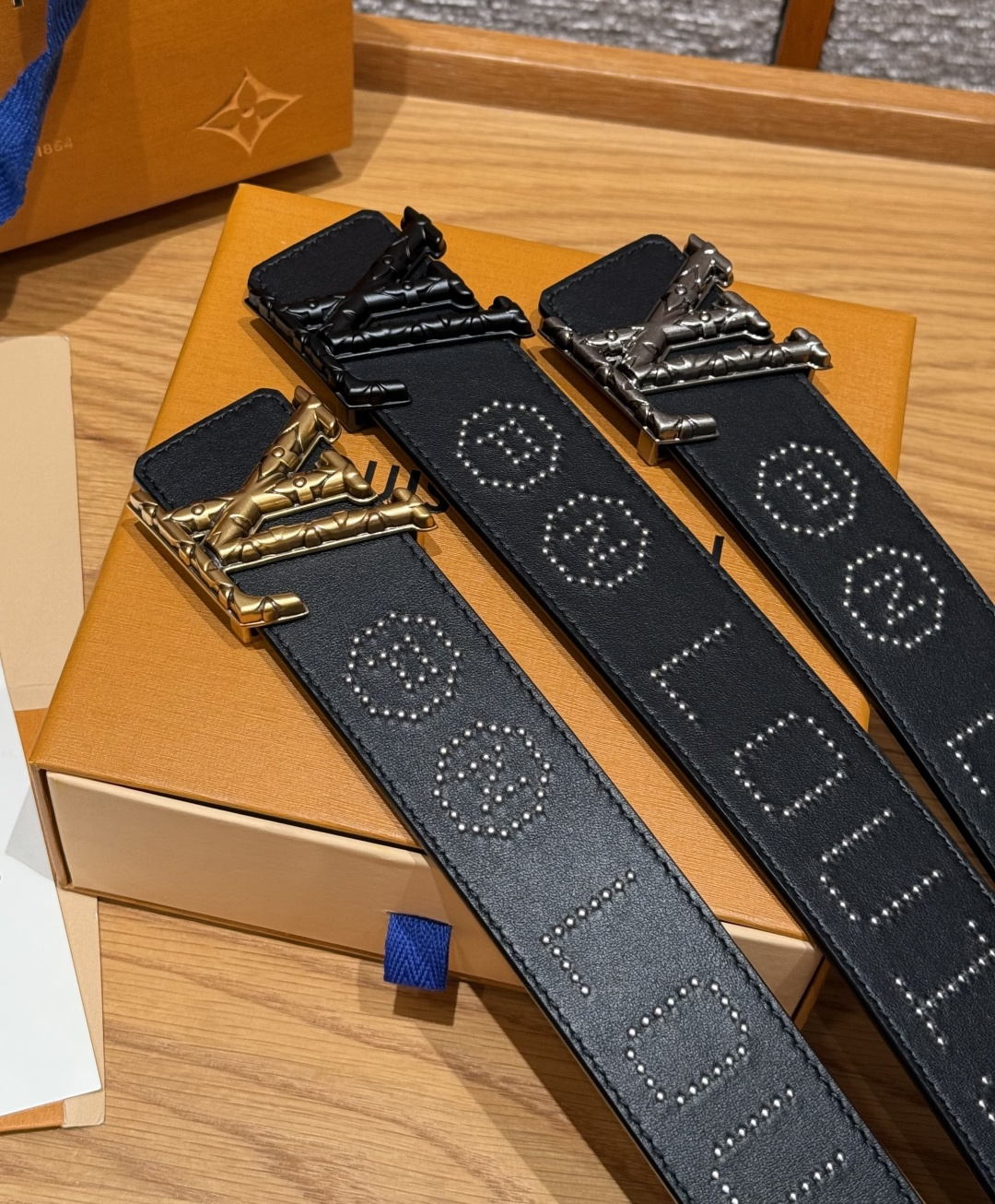 루이비통 디멘션 로카비리 스터드 40mm 리버시블 벨트 상세 이미지 5