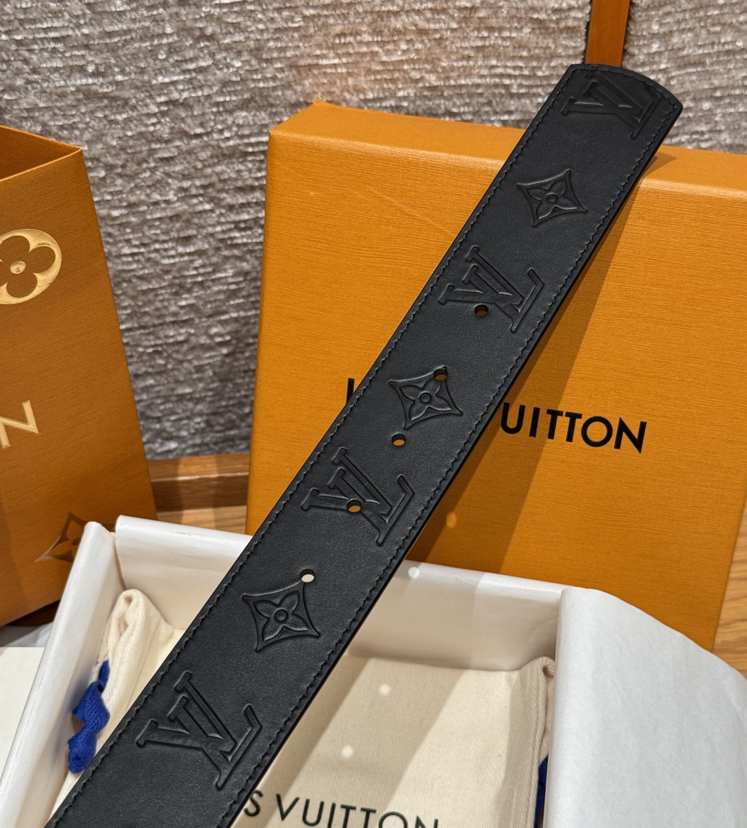 루이비통 디멘션 드리프트 플라워 스터드 40mm 리버서블 벨트 상세 이미지 8