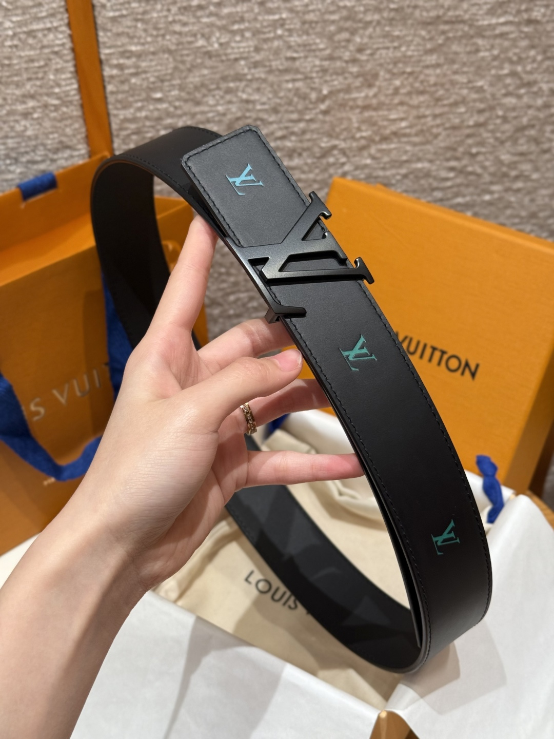 루이비통 이니셜 블루종 40mm 리버시블 벨트 상세 이미지 3