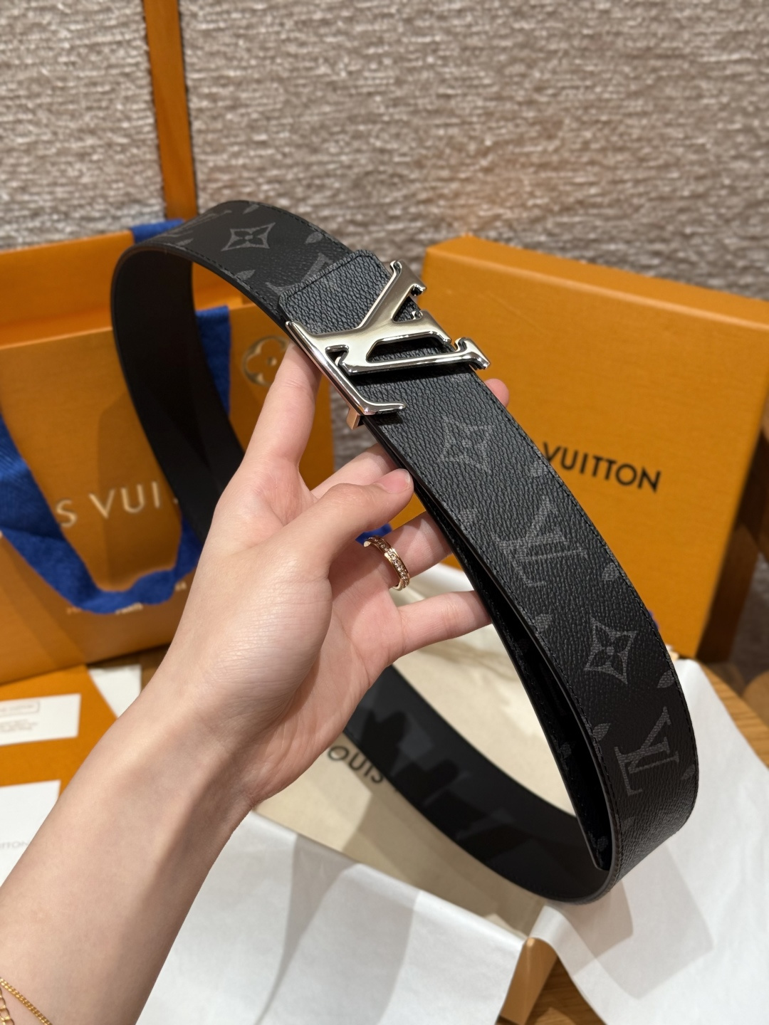 루이비통 JD350-INITIALES 40mm 리버시블 벨트 상세 이미지 4