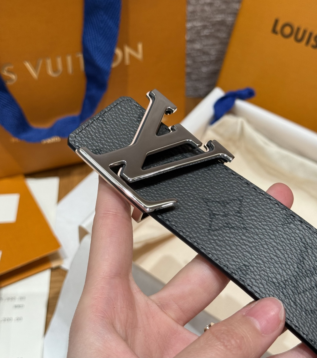 루이비통 이니셜 버클 리버시블 벨트 40mm 상세 이미지 8