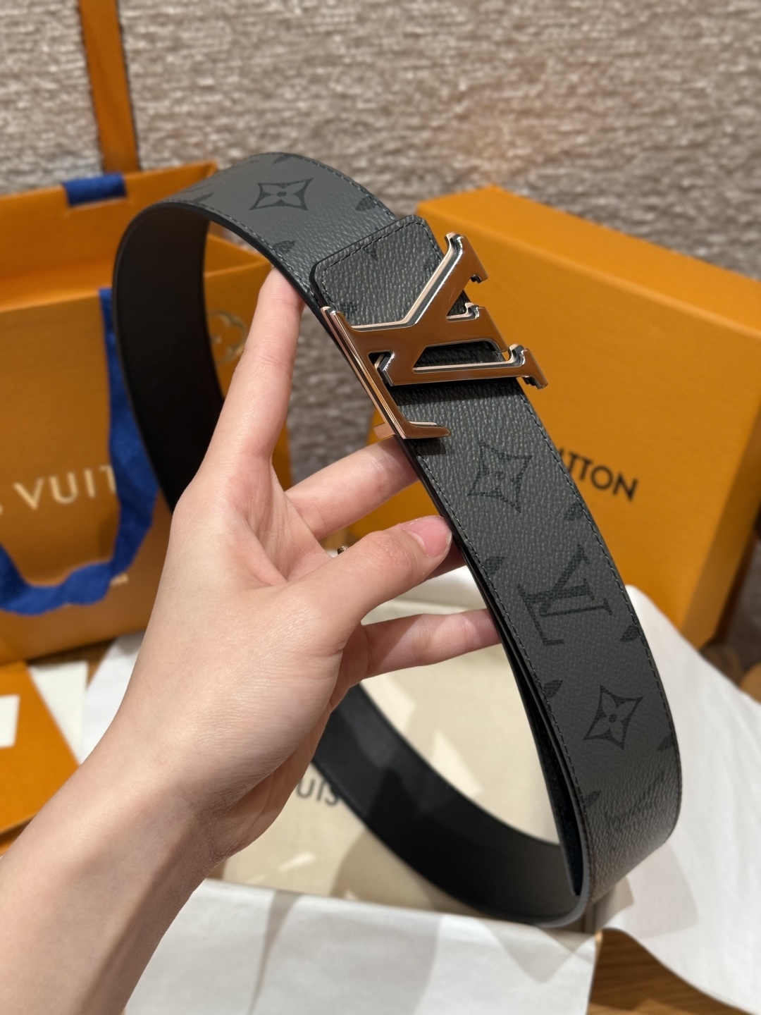 루이비통 이니셜 버클 리버시블 벨트 40mm 상세 이미지 4