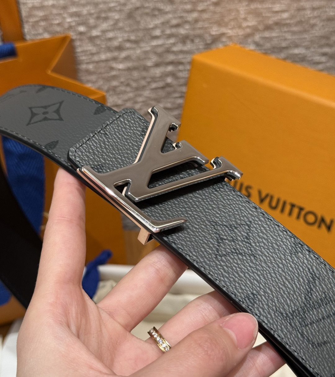 루이비통 이니셜 버클 리버시블 벨트 40mm 상세 이미지 5