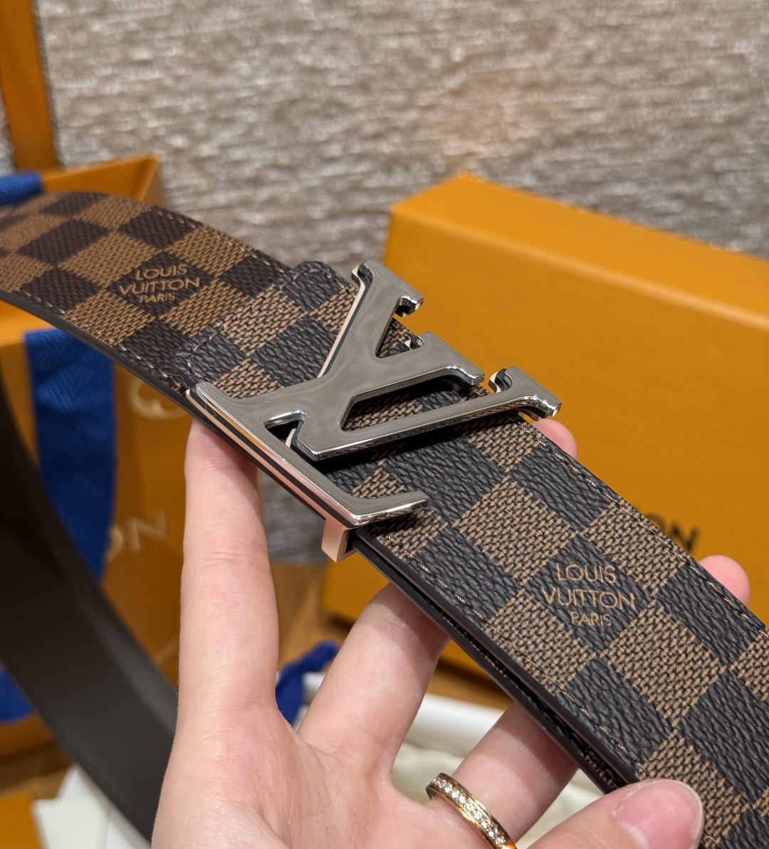 루이비통 이니셜 40mm 리버시블 벨트 상세 이미지 4