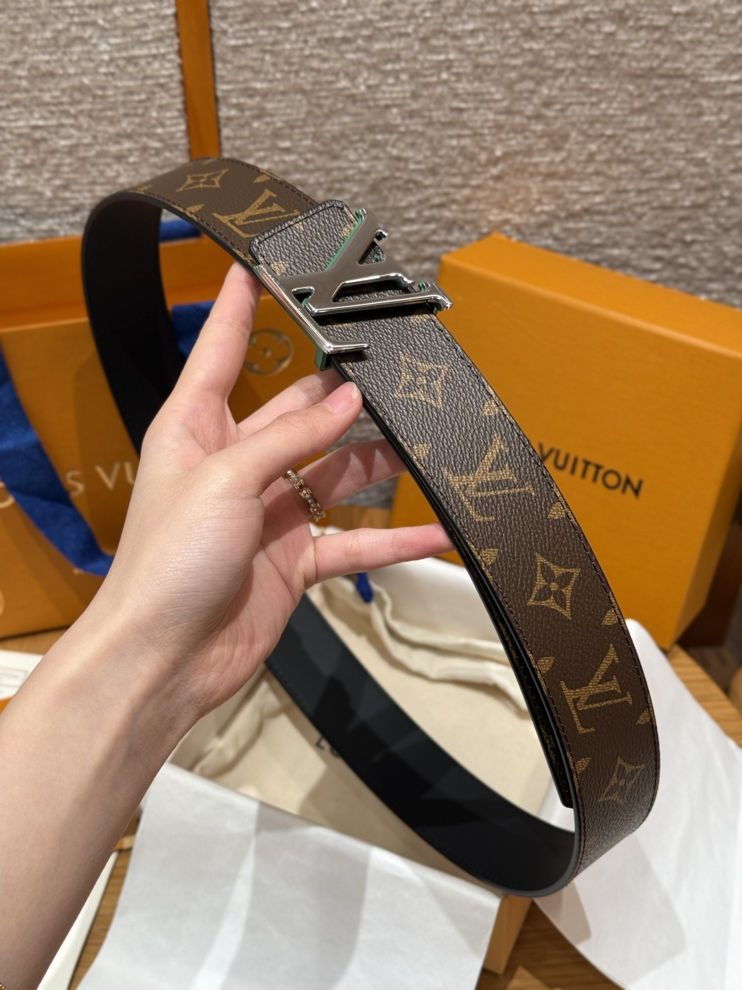 루이비통 이니셜 버클 40mm 리버시블 벨트 상세 이미지 3