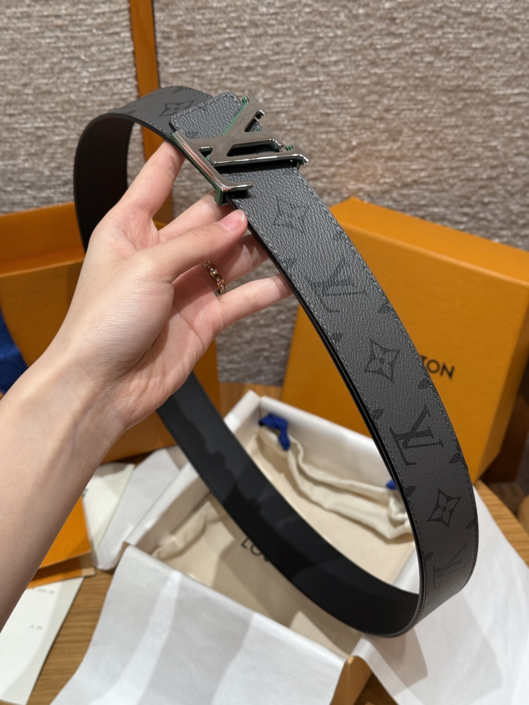 루이비통 이니셜 버클 40mm 리버시블 벨트 상세 이미지 3