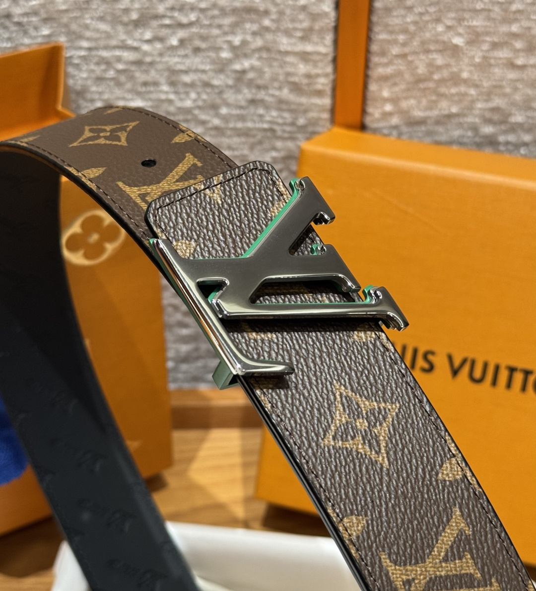루이비통 JD350 이니셜 40mm 리버시블 벨트 상세 이미지 4
