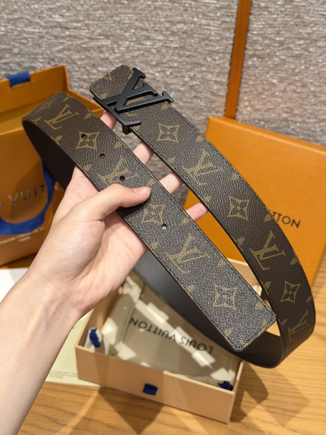 루이비통 LV 이니셜 모노그램 가죽 벨트 상세 이미지 6