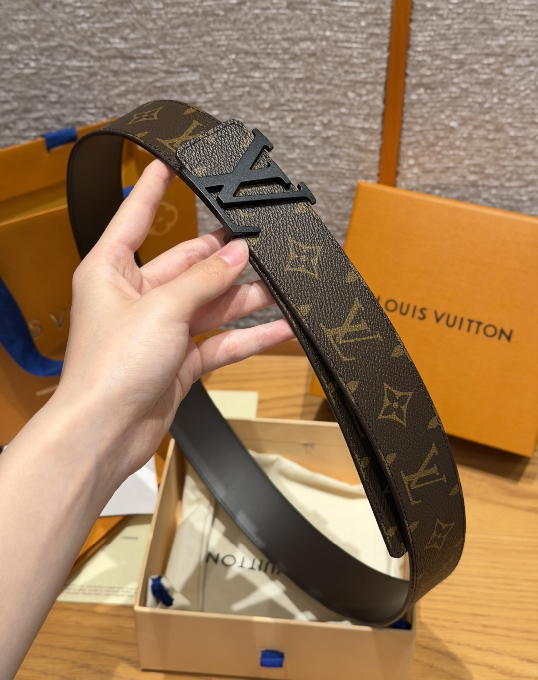 루이비통 LV 이니셜 모노그램 가죽 벨트 상세 이미지 9