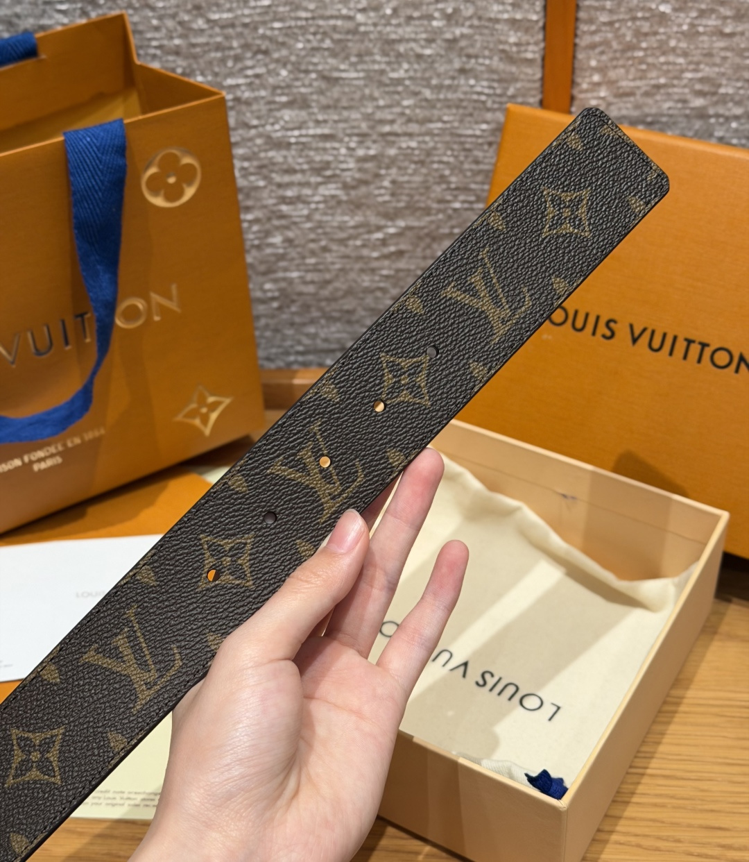 루이비통 LV 이니셜 모노그램 가죽 벨트 상세 이미지 4