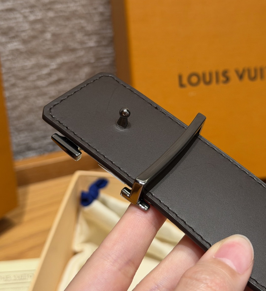 루이비통 모노그램 캔버스 LV 버클 벨트 상세 이미지 4