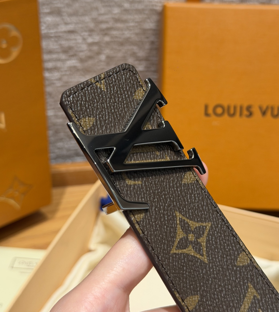 루이비통 모노그램 캔버스 LV 버클 벨트 상세 이미지 3