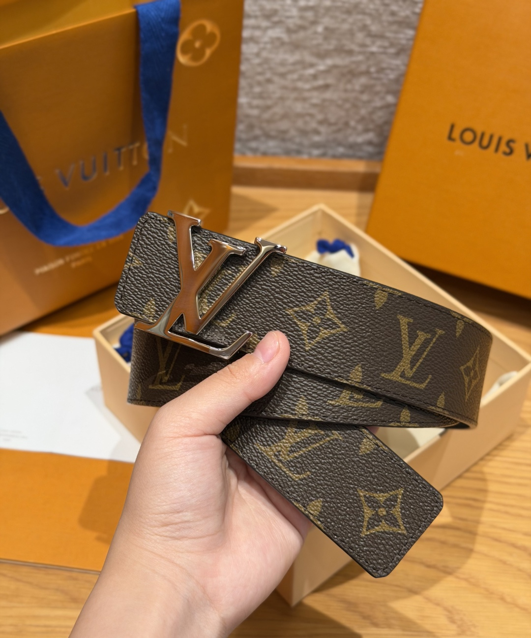 루이비통 모노그램 LV 버클 남성 벨트 상세 이미지 3