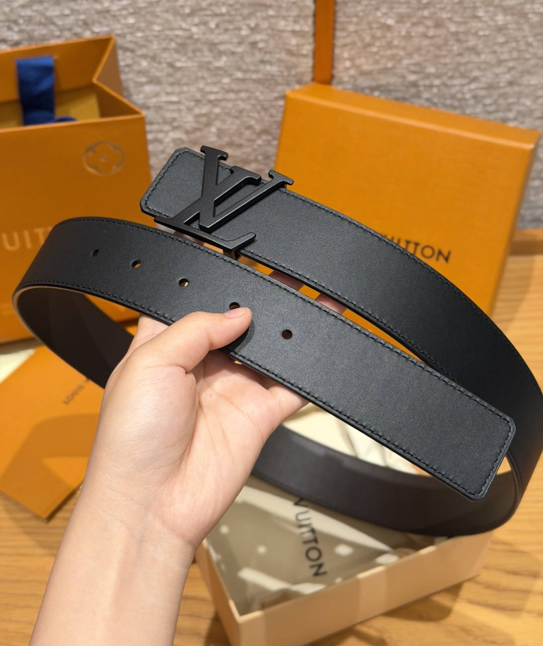 루이비통 이니셜 40mm 리버시블 가죽 벨트 상세 이미지 8