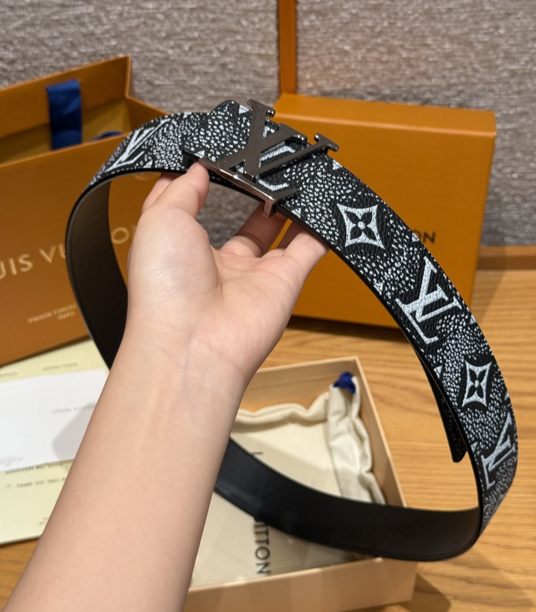 루이비통 이니셜 40mm 리버시블 벨트 상세 이미지 7
